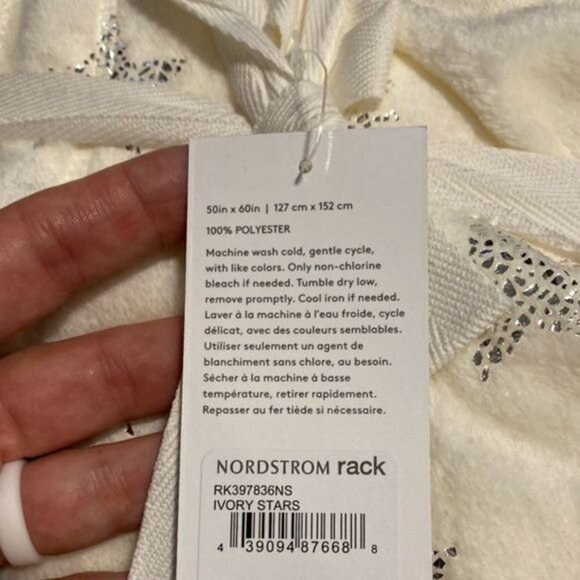 Nordstrom Rack Foil Print Stars Plush Throw Holiday Blanket NWT - 50"x60" - Picture 7 of 8
